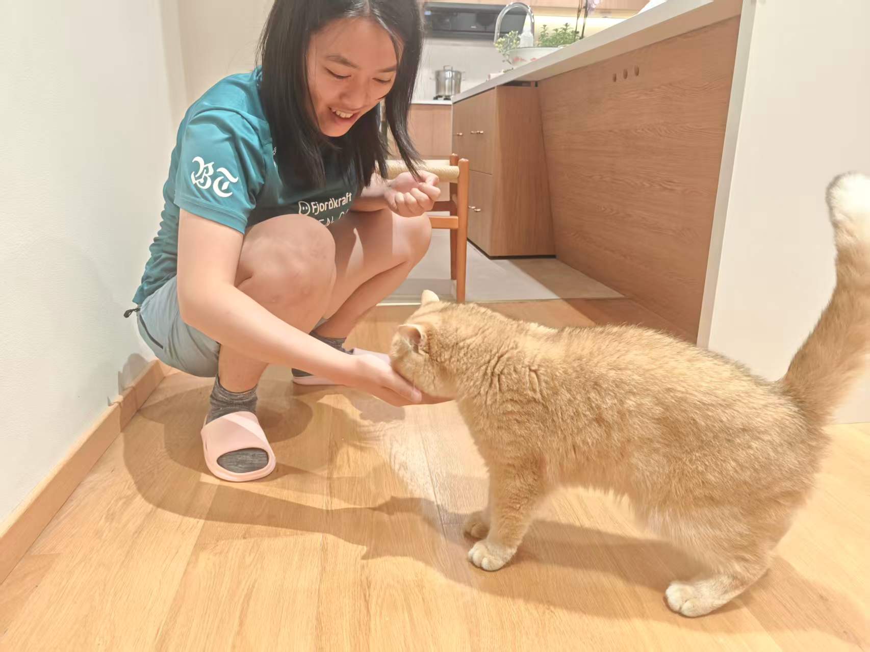 在厨房门口和 Jerry （谢谢月梅阿姨摄）