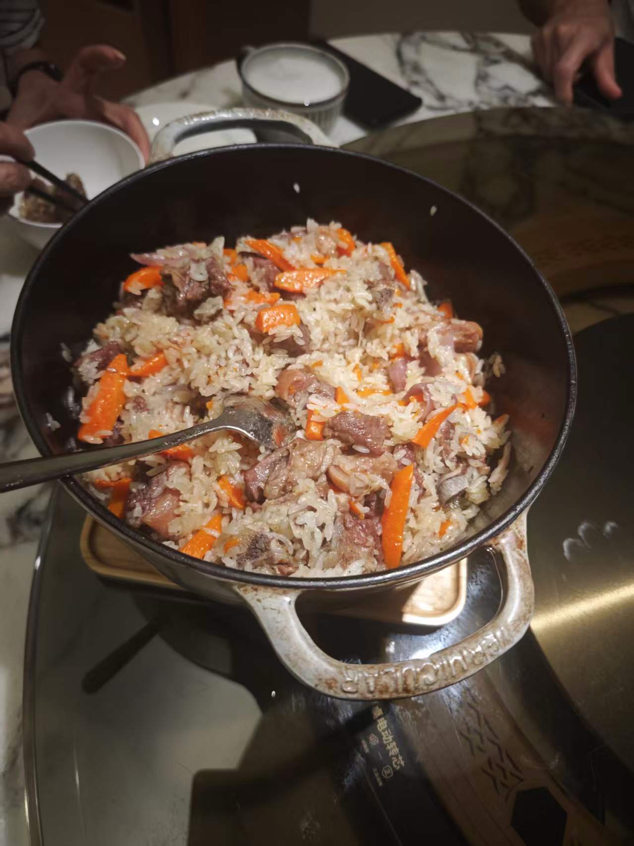 锅里的羊肉抓饭