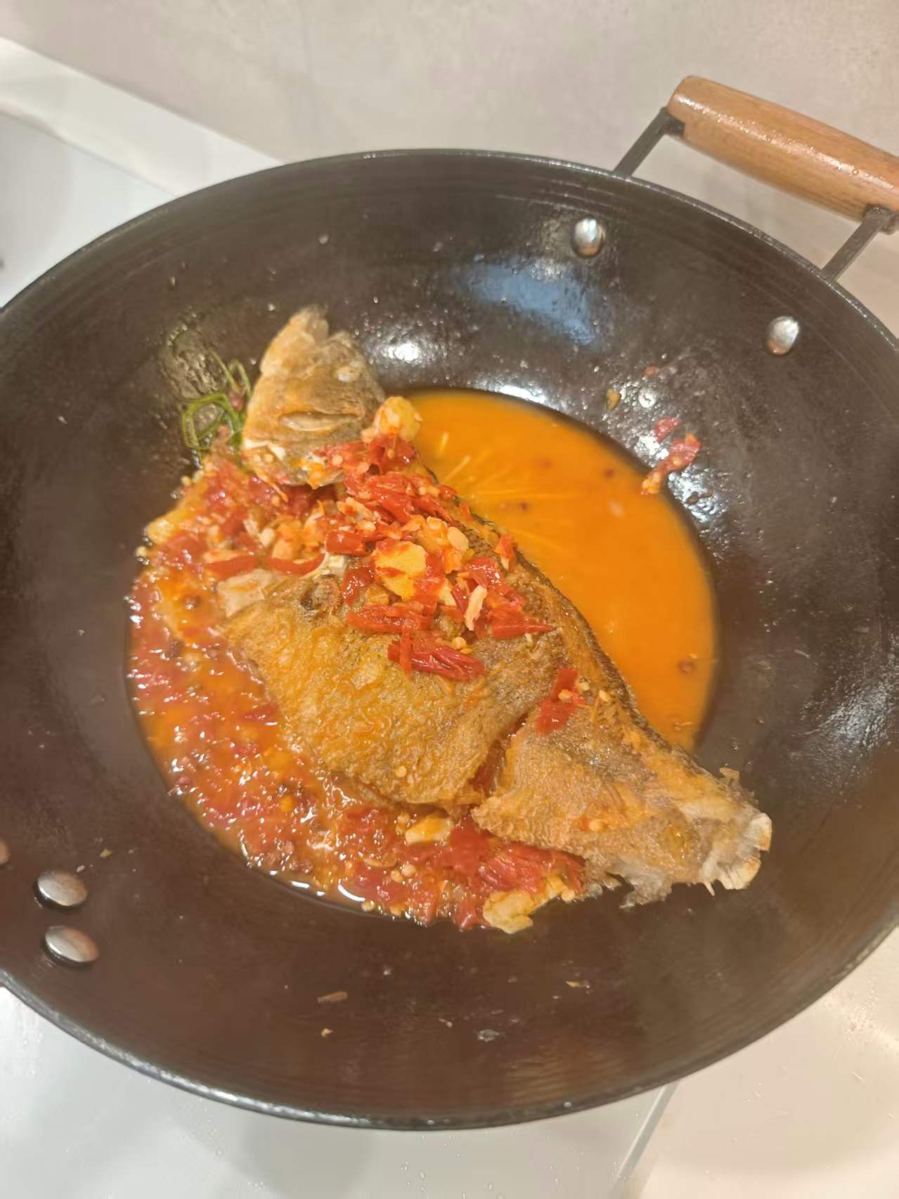糟辣椒鲈鱼在锅里